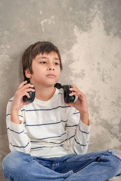 Estúdio Tiro Menino Vestindo Uma Camisa Branca Jeans Com Fones — Fotografia de Stock