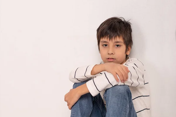 Foto Estudio Niño Joven Con Una Camisa Blanca Vaqueros Sentados —  Fotos de Stock