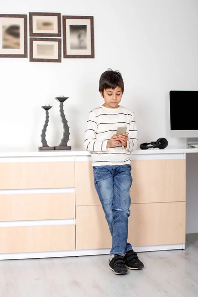 Студійний Знімок Молодого Хлопчика Білій Сорочці Джинсах Стоять Шафі Кімнаті — стокове фото