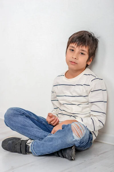 Foto Estudio Niño Joven Con Una Camisa Blanca Jeans Con —  Fotos de Stock