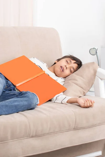 Foto Estudio Niño Joven Con Una Camisa Blanca Jeans Con —  Fotos de Stock