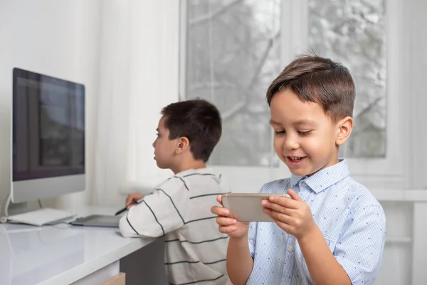 Meninos Entusiasticamente Desenhar Computador Usando Tablet Irmão Mais Novo Joga — Fotografia de Stock