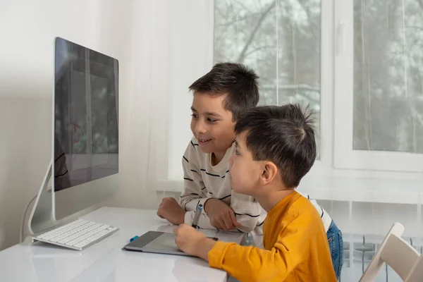 Estúdio Tiro Dois Meninos Desenhando Computador Usando Tablet — Fotografia de Stock