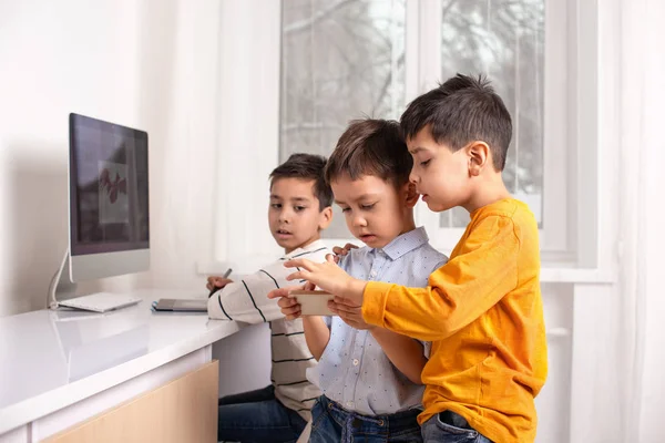 Meninos Entusiasticamente Desenhar Computador Usando Tablet Irmão Mais Novo Joga — Fotografia de Stock