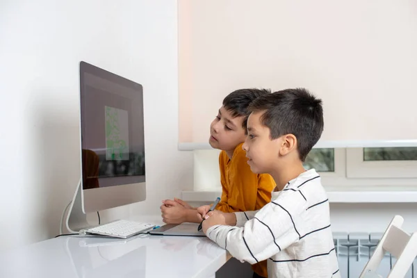 Meninos Entusiasticamente Desenhar Computador Usando Tablet Sala — Fotografia de Stock