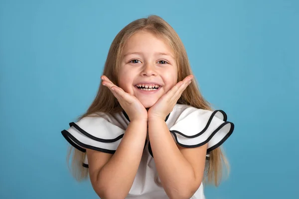 Close Van Emotionele Portret Van Jonge Blonde Lachende Meisje Dragen — Stockfoto