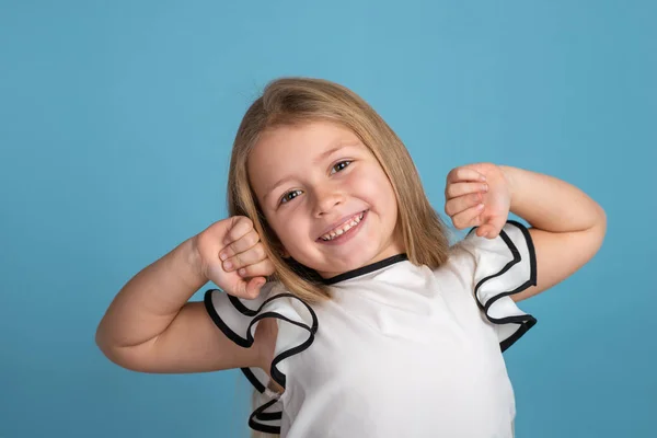 Gros Plan Portrait Émotionnel Jeune Fille Blonde Souriante Vêtue Blanc — Photo