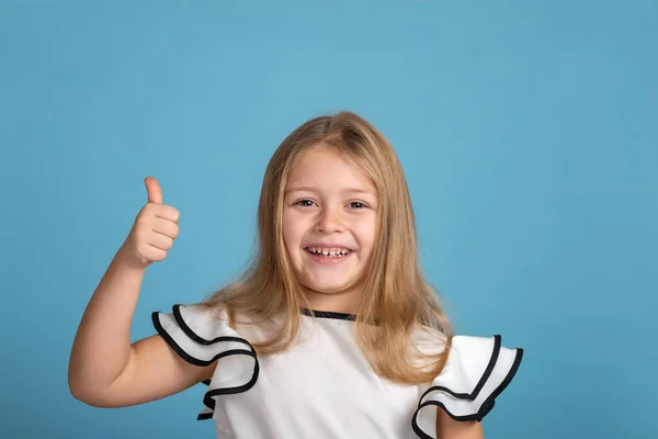 Close Van Emotionele Portret Van Jonge Blonde Lachende Meisje Dragen — Stockfoto