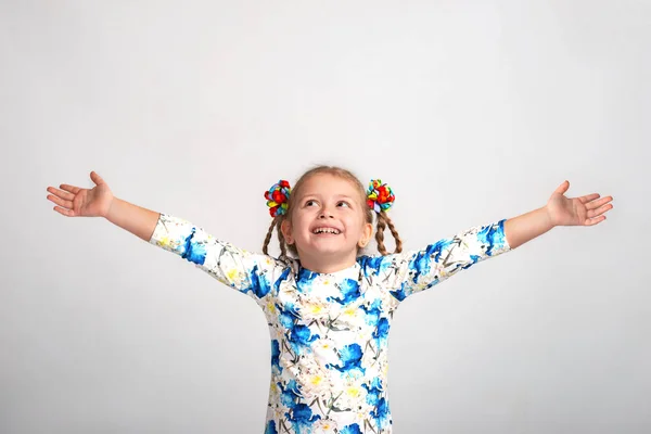 Plan Studio Une Petite Fille Souriante Deux Nattes Des Arcs — Photo