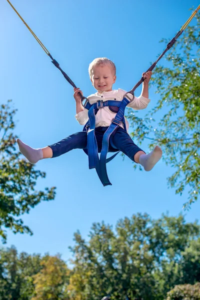 Emotionele Portret Van Het Jongetje Met Veiligheidsgordels Een Attractie Trampoline — Stockfoto