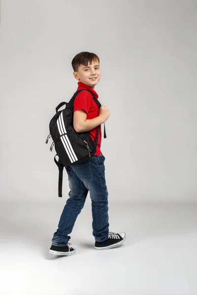 Filmagem Completa Menino Sorridente Vestindo Uma Camisa Vermelha Jeans Andando — Fotografia de Stock