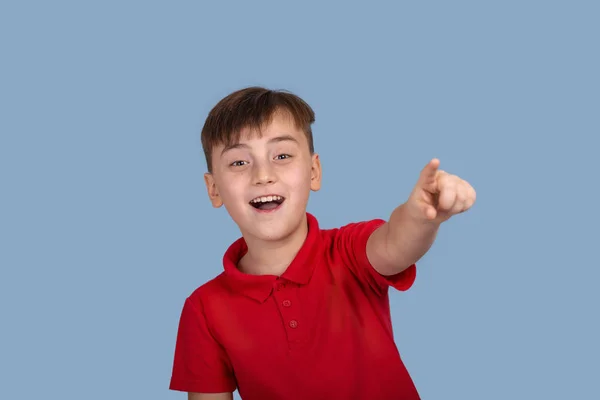 Ritratto Vita Ragazzo Sorridente Con Una Camicia Rossa Che Tira — Foto Stock