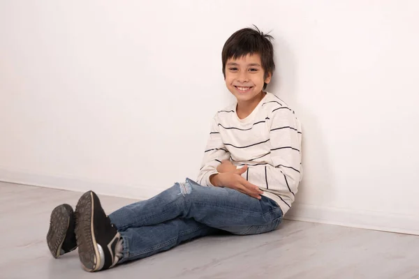 Estúdio Tiro Menino Vestindo Uma Camisa Branca Jeans Com Rosto — Fotografia de Stock