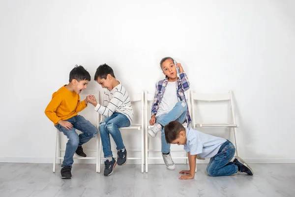 Емоційний Студійний Знімок Дітей Дівчат Трьох Хлопчиків Сидять Стільцях Старші — стокове фото