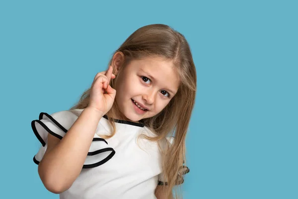 Feche Retrato Emocional Jovem Menina Sorrindo Loira Vestindo Blous Branco — Fotografia de Stock