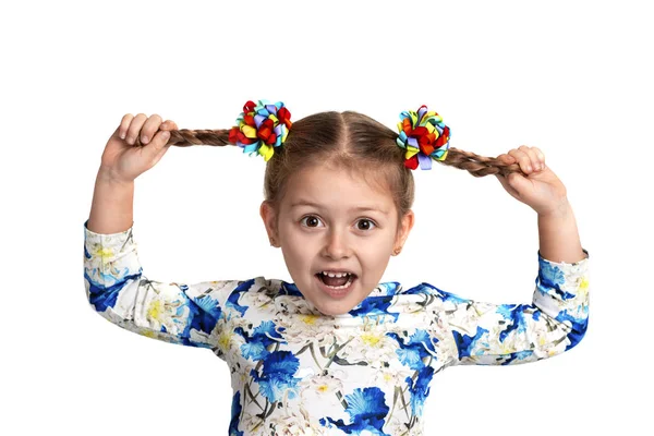 工作室腰部以上的肖像一个小女孩穿着衬衫与打印 并与两个辫子和颜色弓在白色的背景 — 图库照片
