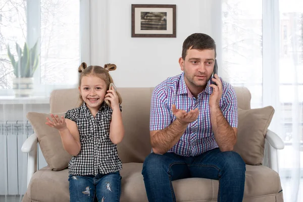 Strzał Studio Córka Tata Siedzi Kanapie Domu Rozmawia Przez Telefon — Zdjęcie stockowe