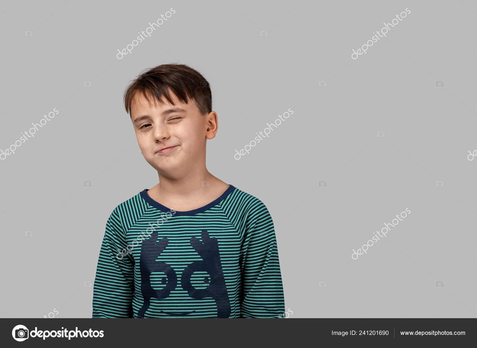 Estudio Joven Vestido Con Una Camiseta Rayas Negras Verdes Pie: fotografía  de stock © rozaivn #241201690