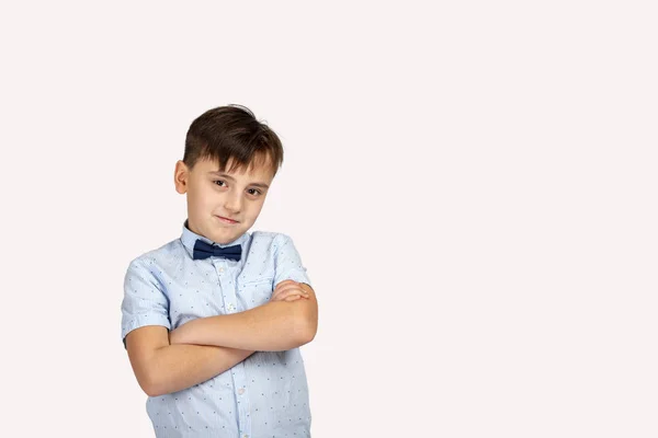 Retrato Cerca Niño Sonriente Con Una Camisa Azul Pajarita Con —  Fotos de Stock