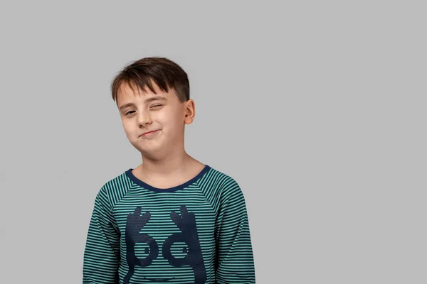 Студійний Знімок Молодого Хлопчика Зеленій Чорній Смугастій Футболці Стоїть Посміхається — стокове фото
