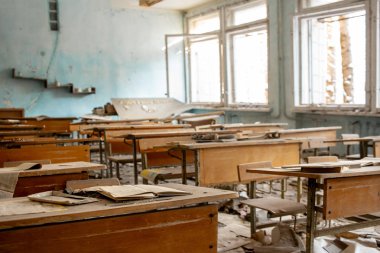  Atılmış ve yok edilmiş Sovyet okulda Pripyat sonra 1986 yılında Ukrayna'daki Çernobil kazası. Okul sıraları ve okul sınıflarından birinde dağınık ders kitapları.