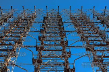  Bir parçası yok Sovyet radar Duga sonra 1986 yılında Ukrayna'daki Çernobil kazası Çernobil'de gökyüzü mavi arka planı. .  