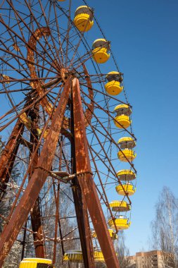  Atılmış bir inceleme eğlence parkı mavi gökyüzünde çerçevede Pripyat içinde tekerlek sonra 1986 yılında Ukrayna'daki Çernobil kazası. 