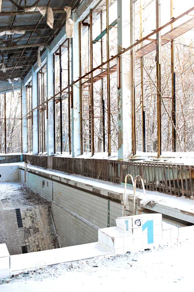 Piscina Abandonada Destruida Complejo Deportivo Pripyat Después Del Accidente Chernobyl — Foto de Stock