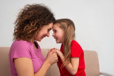 Bir cheriful genç anne ve onun küçük dougter t koyarak Shot