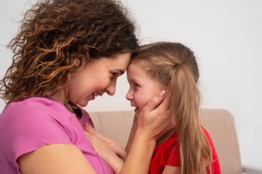 Bir cherriful Genç Anne lovinfly onu küçük kucaklayan shot