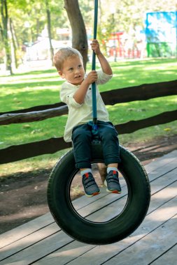 Beyaz bir T-shirt ve kot giyinmiş küçük bir çocuk bir SW sürme