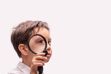 Beyaz bir arka plan müziği üzerinde beyaz gömlek giyen bir sarışın çocuk stüdyo çekim