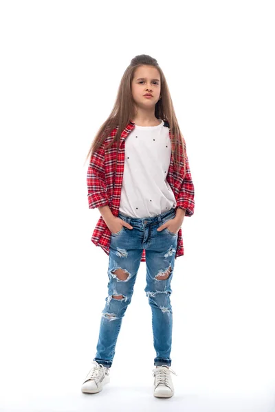 Plan studio d'une petite fille sérieuse portant un jean et un rouge — Photo