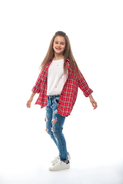 Foto de estudio de una niña sonriente con jeans y un rojo — Foto de Stock