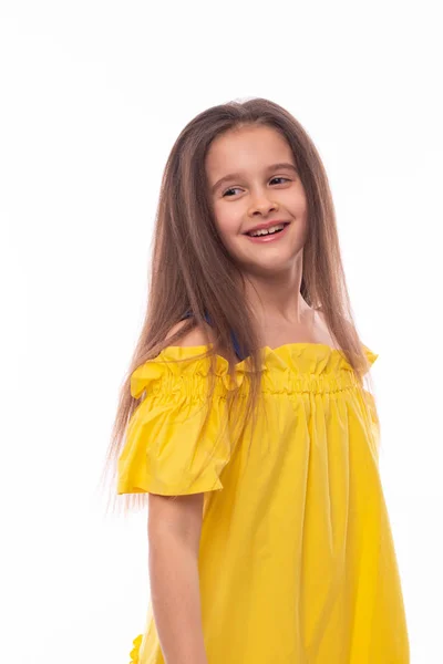 Plan studio d'une petite fille souriante portant une robe jaune sur — Photo