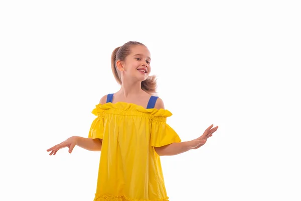 Studio strzał z a trochę uśmiechnięta dziewczyna ubrany żółty sundress na — Zdjęcie stockowe