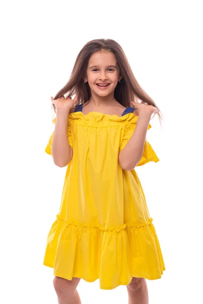 Estúdio tiro de uma menina sorridente vestindo sundress amarelo em — Fotografia de Stock