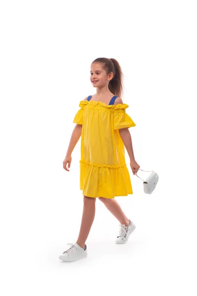 Stúdió lövés egy kis mosolygós lány visel sárga sundress a — Stock Fotó