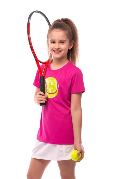 Estudio de una niña sonriente vestida con camiseta rosa y —  Fotos de Stock