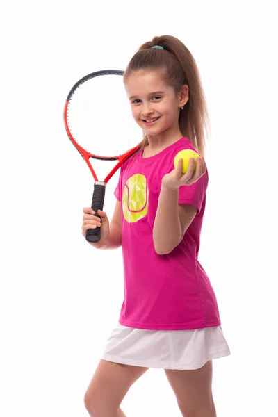 Студийный снимок маленькой улыбающейся девочки, одетой в розовую футболку и — стоковое фото