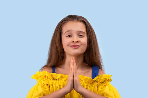 Közelről érzelmi portréja fiatal szőke lány visel Yello — Stock Fotó