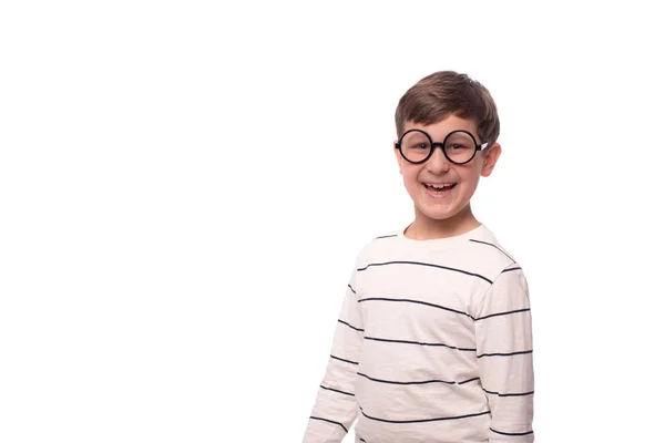 Studiová střela srandovní chlapečka v okrouskových brýlích, izolovat — Stock fotografie