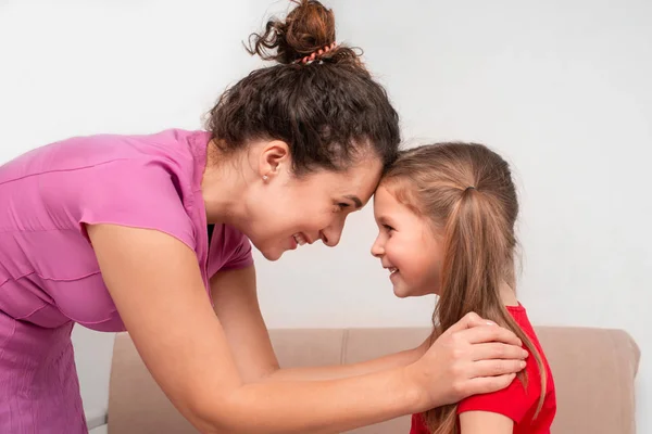 Shot de una joven madre cheriful y su pequeño dougter poner t — Foto de Stock