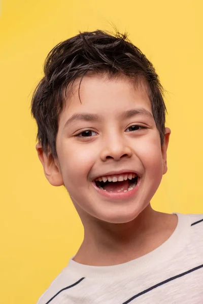 Ateliér rozesmátého chlapce v bílém tričku na žlutém BAC — Stock fotografie