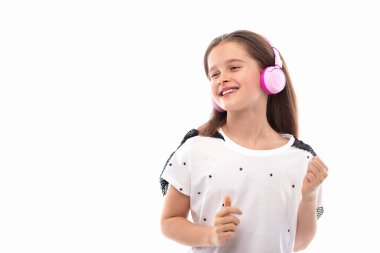 Beyaz bir arka planda genç bir kız stüdyo çekim. O Stan