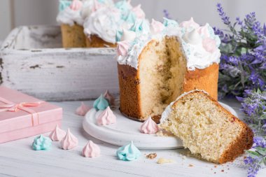 Lezzetli dekore Paskalya kek yuvarlak beyaz ahşap plaka üzerinde yalan o