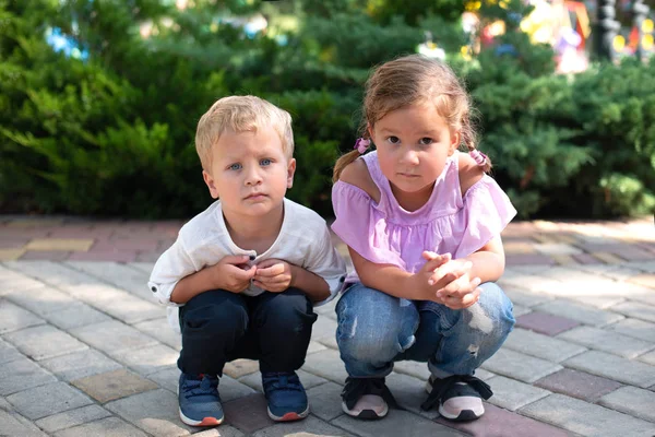 Kleine Kinder, Mädchen und Jungen, Bruder und Schwester, Kniebeuge und Pflege — Stockfoto