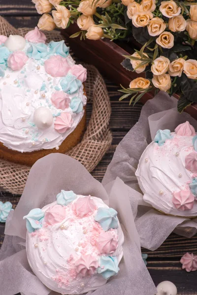 Many tasty cakes lie on  a  dark  wooden table, view from above — Stock Photo, Image