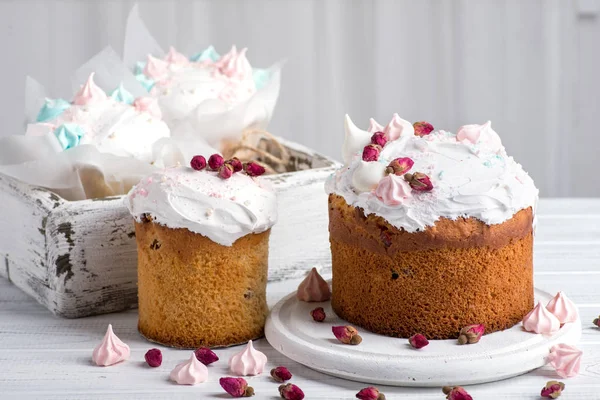 Tasty decorate Easter cakes lie on a round white wooden plate on — Stock Photo, Image