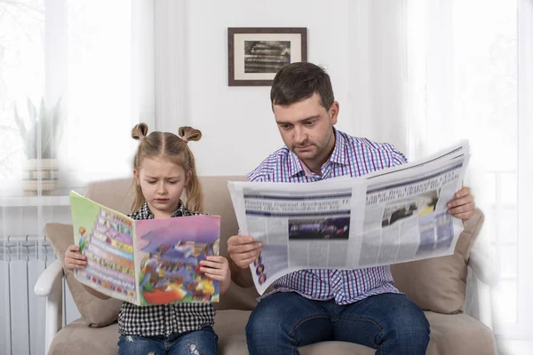 Bir kız ve baba evde kanepede oturan bir stüdyo çekim